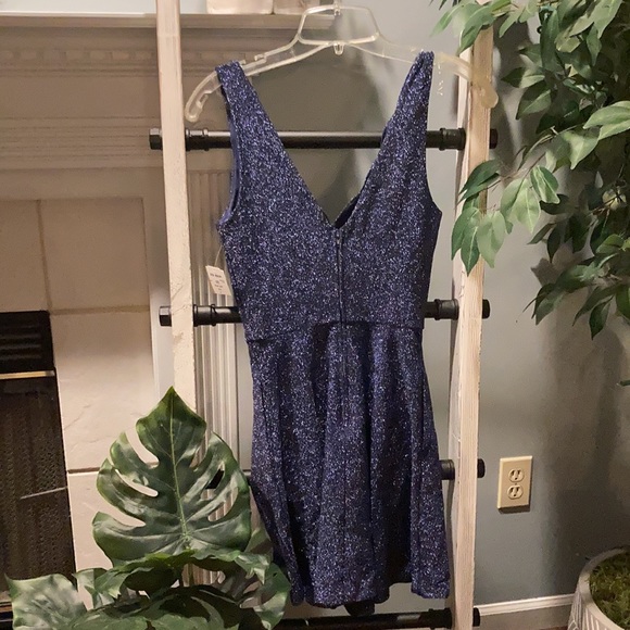 Von Maur Dress. - Picture 3 of 5